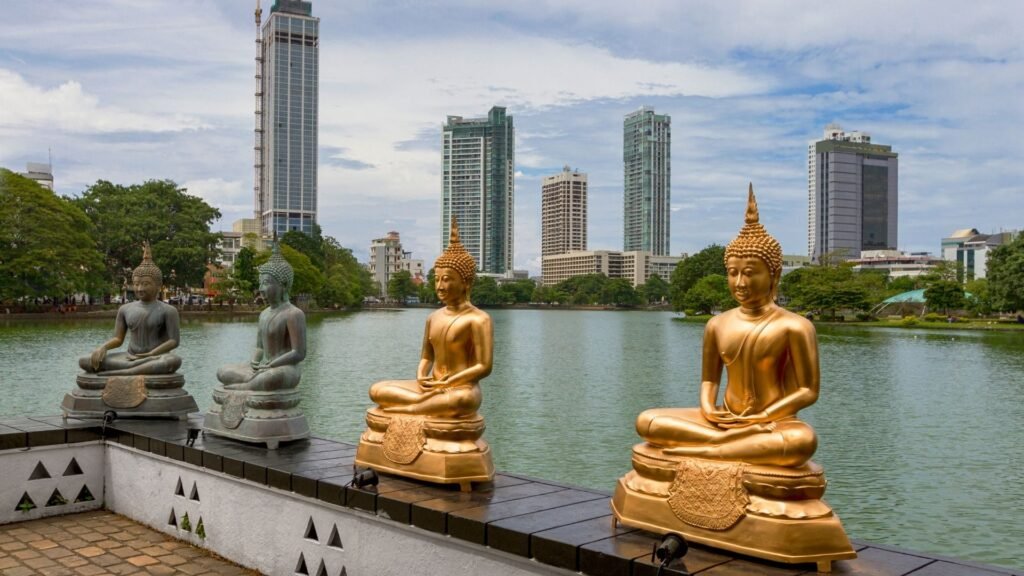 colombo-skyline-beira-lake-buddha-statues
