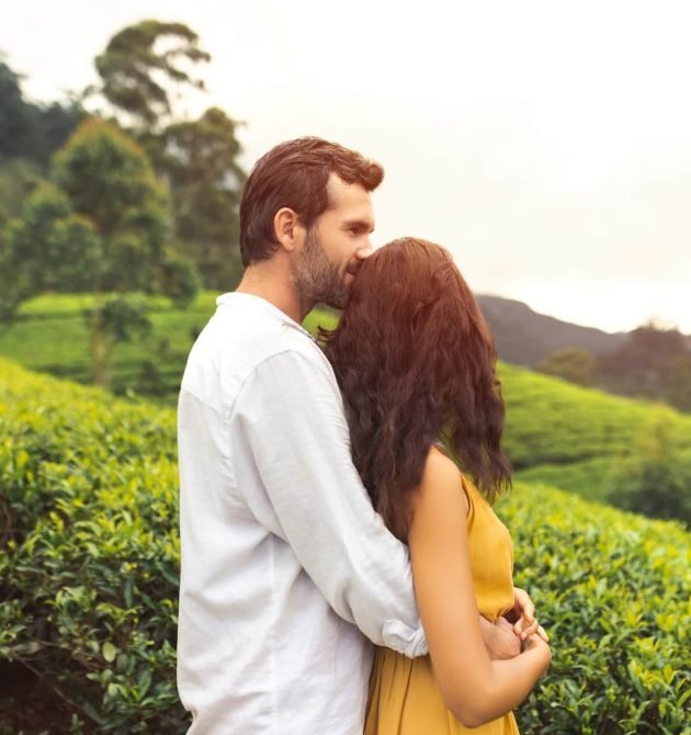 couple-of-travelers-in-love-in-front-of-nature-bac-2026-01-08-06-44-36-utc