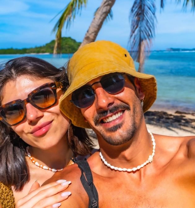 happy-couple-taking-selfie-on-tropical-beach-in-co-2026-01-09-10-43-53-utc