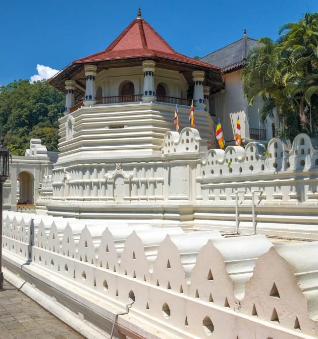 the-octagon-tower-is-the-repository-of-the-buddha-2025-10-06-17-05-40-utc